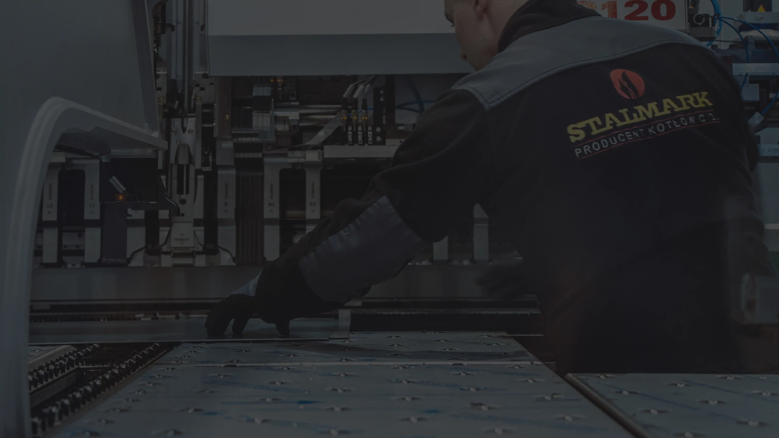 Mężczyzna pracujący przy produkcji pieców 5 klasy na pellet, ekogroszek i zgazowujących drewno firmy Stalmark na pellet, ekogroszek i zgazowujących drewno