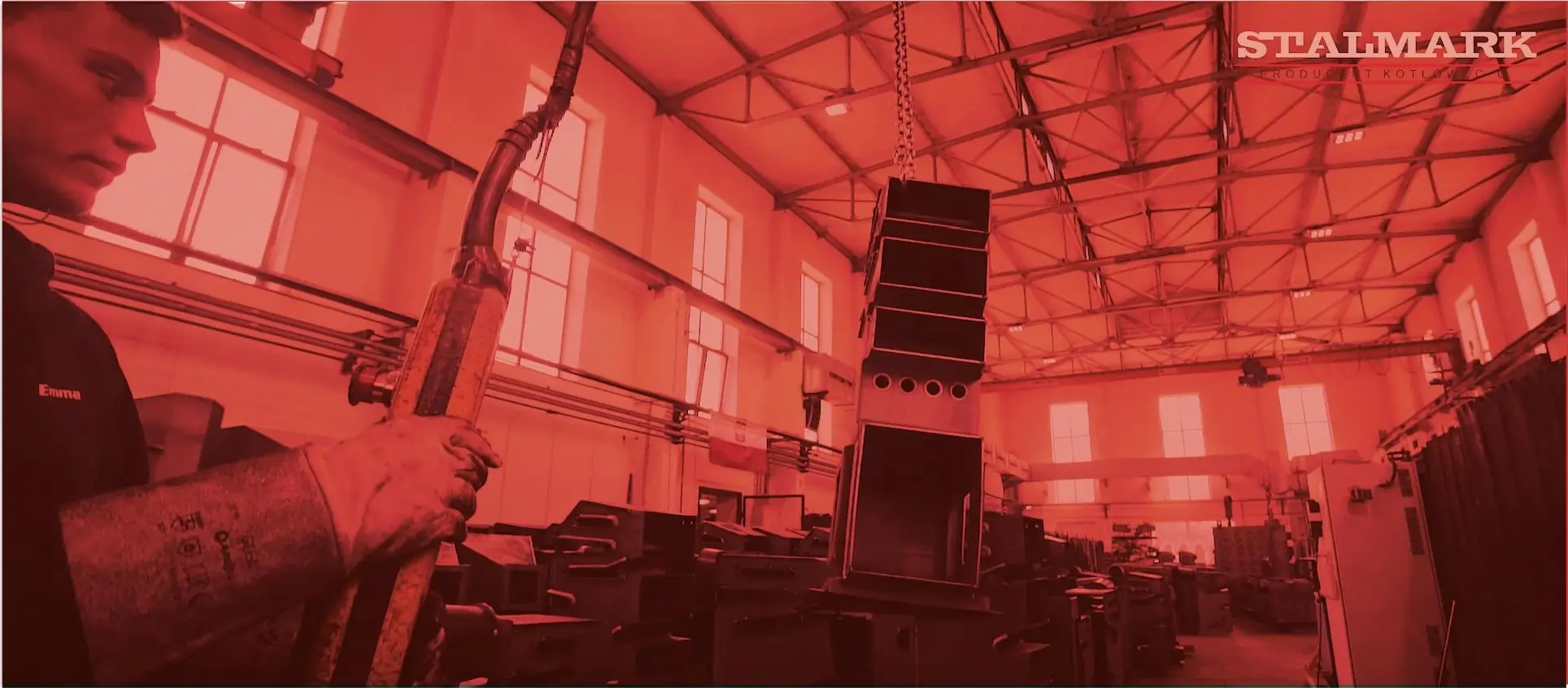 Zdjęcie pracownika korzystającego z żurawia do przemieszczenia gotowego wyrobu firmy Stalmark - producenta pieców centralnego ogrzewania