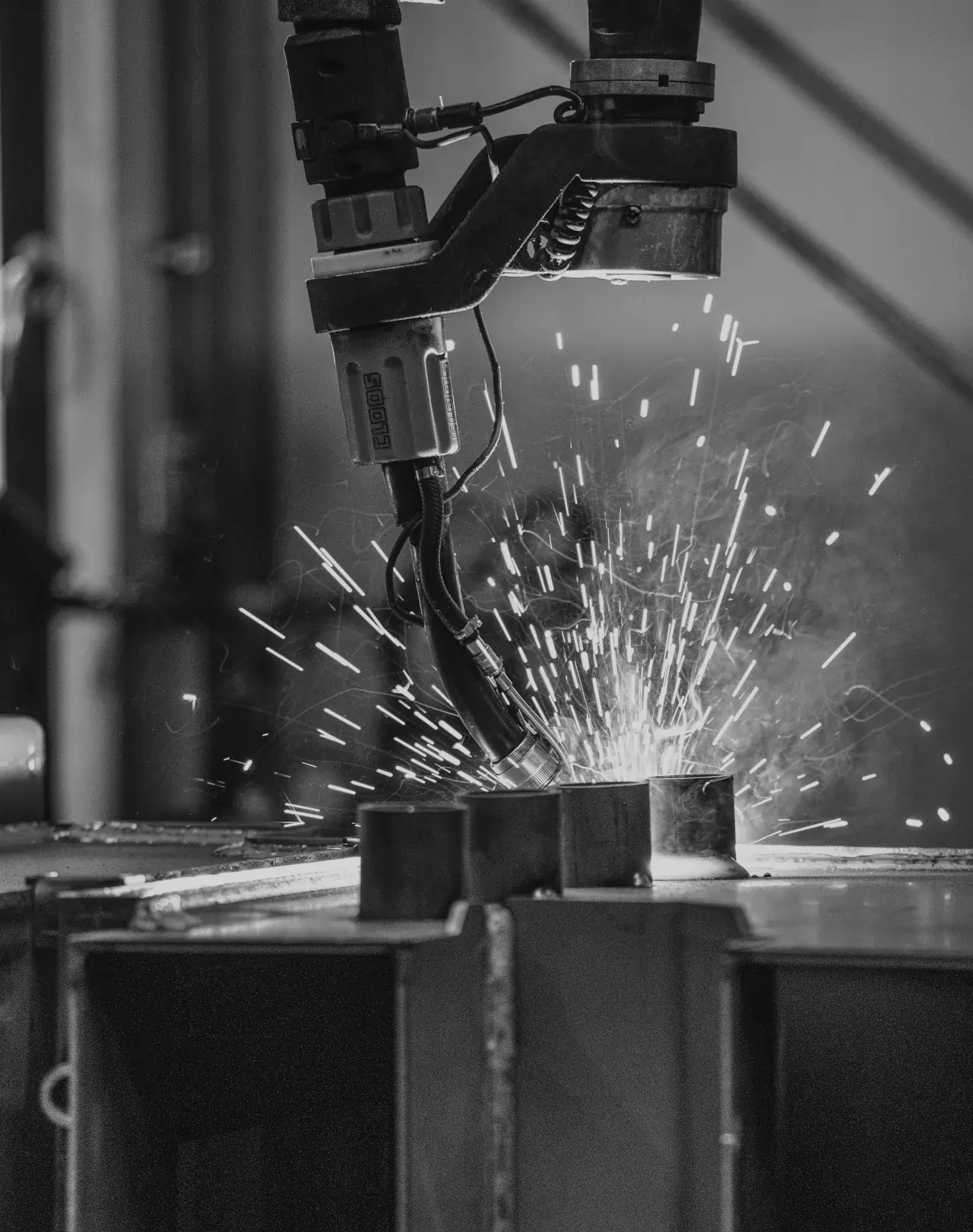 Zdjęcie przedstawiające pracę robota spawalniczego przy produkcji pieców na pellet, ekogroszek i zgazowujące drewno firmy Stalmark