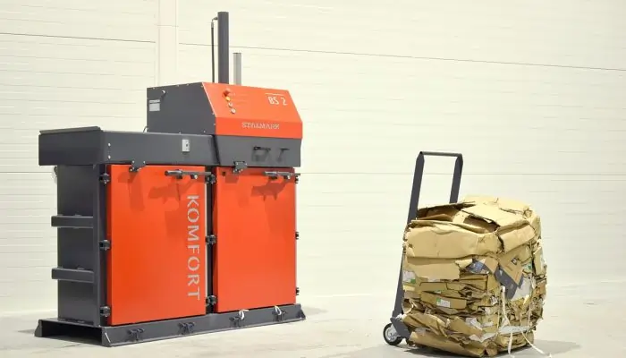 Zdjęcie ukazujące działanie belownicy do makulatury, folii i papieru prasującej odpady, zmniejszającej objętość śmieci nawet siedmiokrotnie