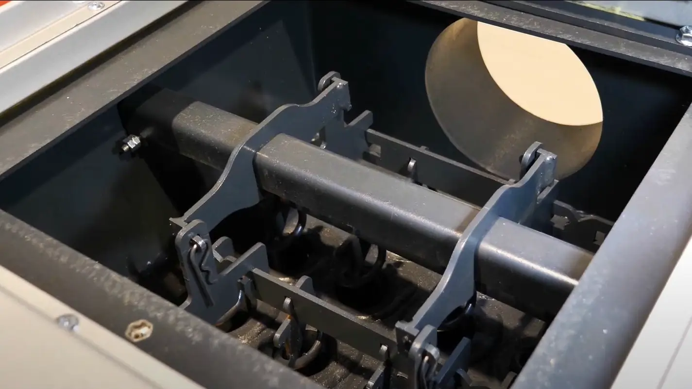 Zdjęcie mechanizmu automatycznego czyszczenia w piecach 5 klasy na pellet Stalmark